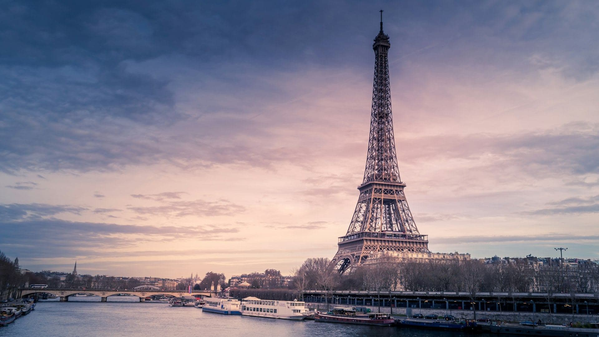 Torre Eiffel en París al atardecer